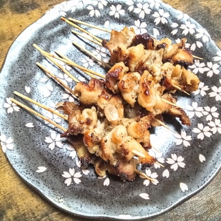 今日は塩麹で作る！！鶏皮の焼き鳥